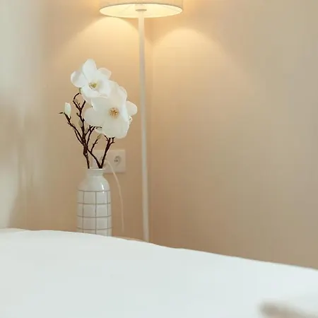 Sunny House - Bright 2 Bedroom W/ Office * 리스본