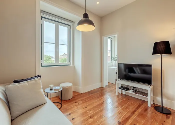 Sunny House - Bright 2 Bedroom W/ Office Lissabon