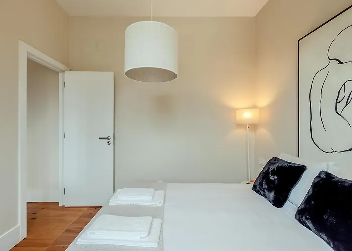 Sunny House - Bright 2 Bedroom W/ Office *