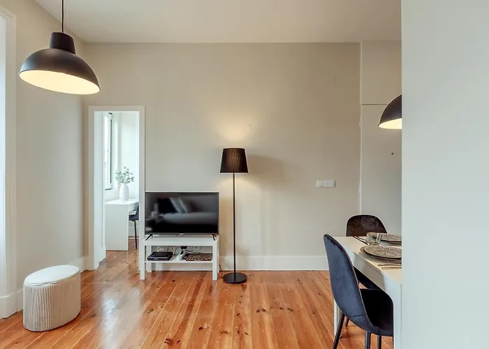 Sunny House - Bright 2 Bedroom W/ Office Lägenhet